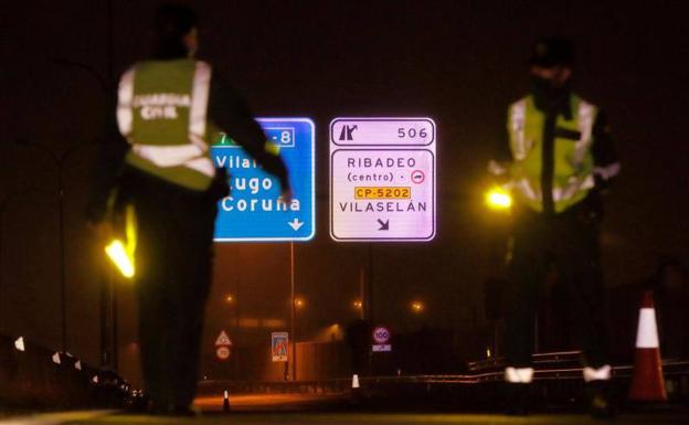 Tráfico intensifica los controles en los accesos a Galicia desde Asturias para frenar la propagación del brote