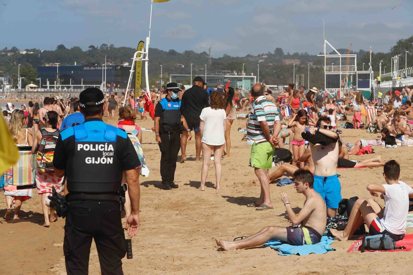 Playas abarrotadas y controles en Gijón