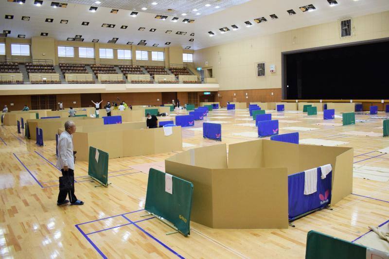 Evacuados y con distancia social en Kumamoto