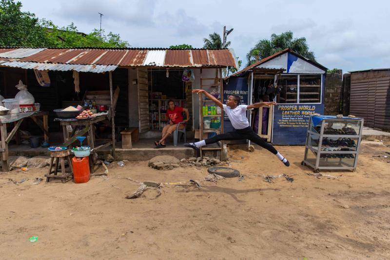 El ballet más humilde recorre las calles de Nigeria