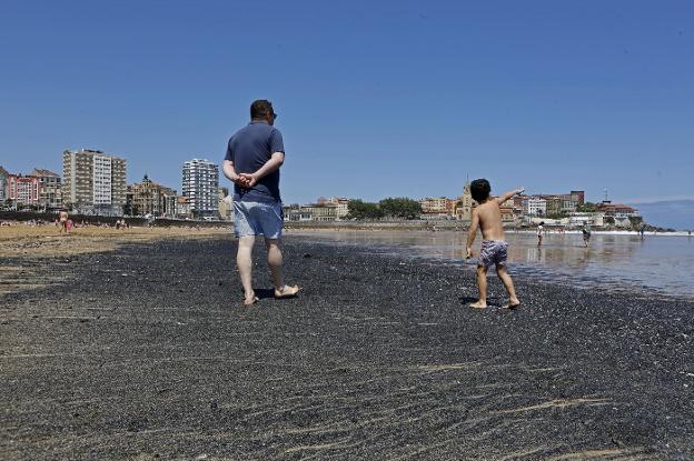 Una mancha de carbón de más de 100 metros tiñe San Lorenzo