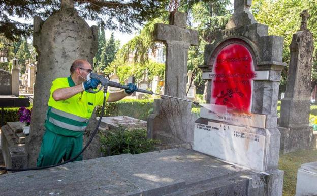 Atacan con pintura roja la tumba de Fernando Buesa, asesinado por ETA en el año 2000