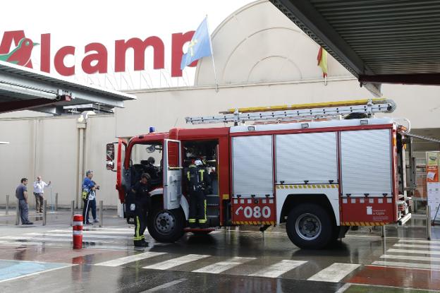 Un herido tras incendiarse el restaurante de Alcampo, que tuvo que ser desalojado