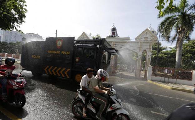 Polémica en Indonesia por imponer el velo a las mujeres contra el coronavirus