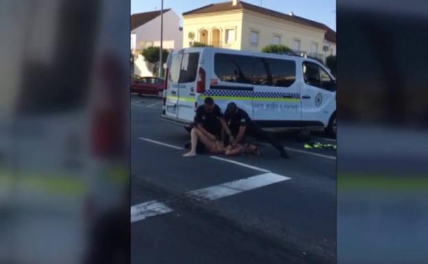 Una conductora provoca un accidente, baja del coche bailando y se resiste a la Policía Local de Lepe