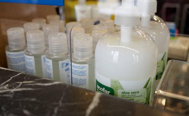 Alertan del riesgo de quemaduras si se usan geles hidroalcohólicos bajo el sol