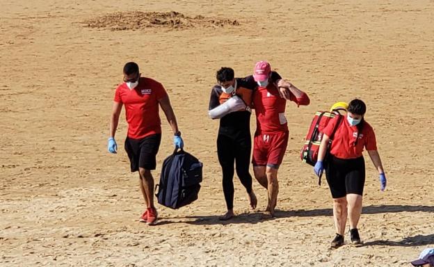 Evacúan a un surfista en San Lorenzo tras sufrir un fuerte golpe en el brazo