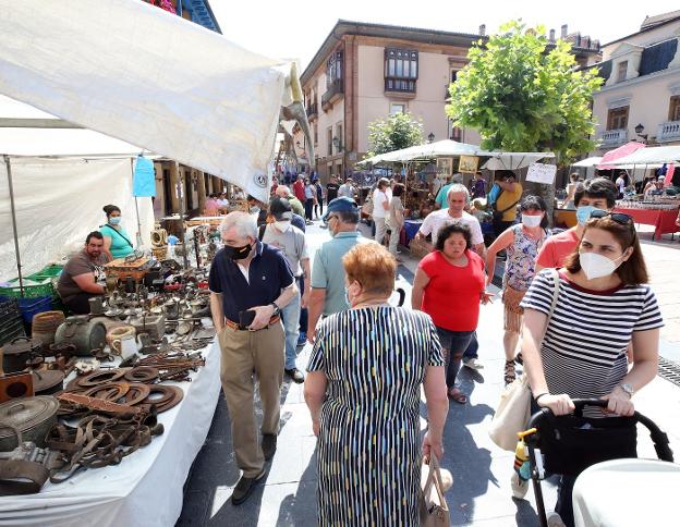 Los vendedores de El Fontán reclaman soluciones para recuperar todos los puestos