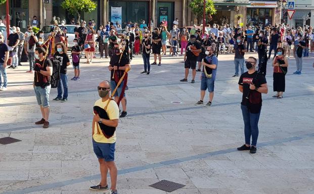 Villaviciosa resuena al son de las gaitas en homenaje a Javier y condena «todas las muertes violentas»