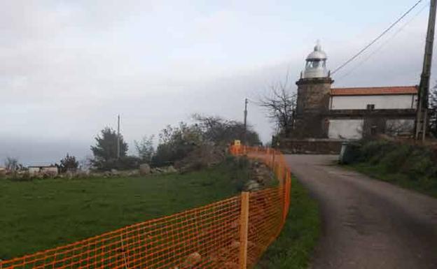 Hallan el cuerpo sin vida de un hombre en el camino al faro de Tazones