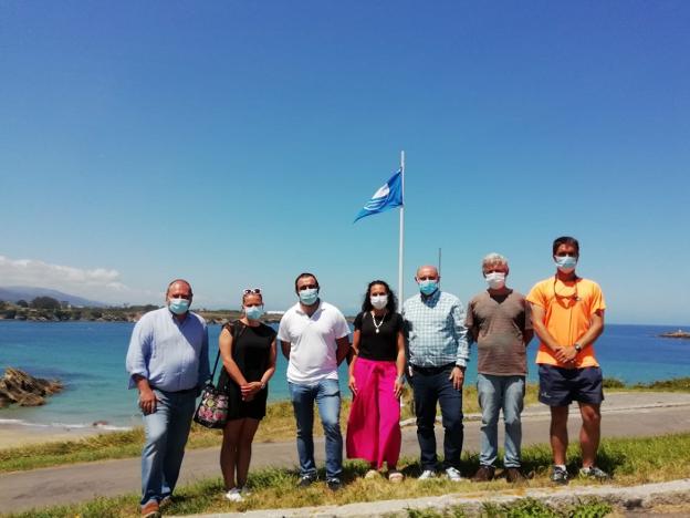 Castropol iza la bandera azul en Peñarronda y Arnao e insta a un «uso responsable»