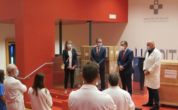 El HUCA recibe un respirador invasivo y 28.000 test rápidos por parte del Banco Santander