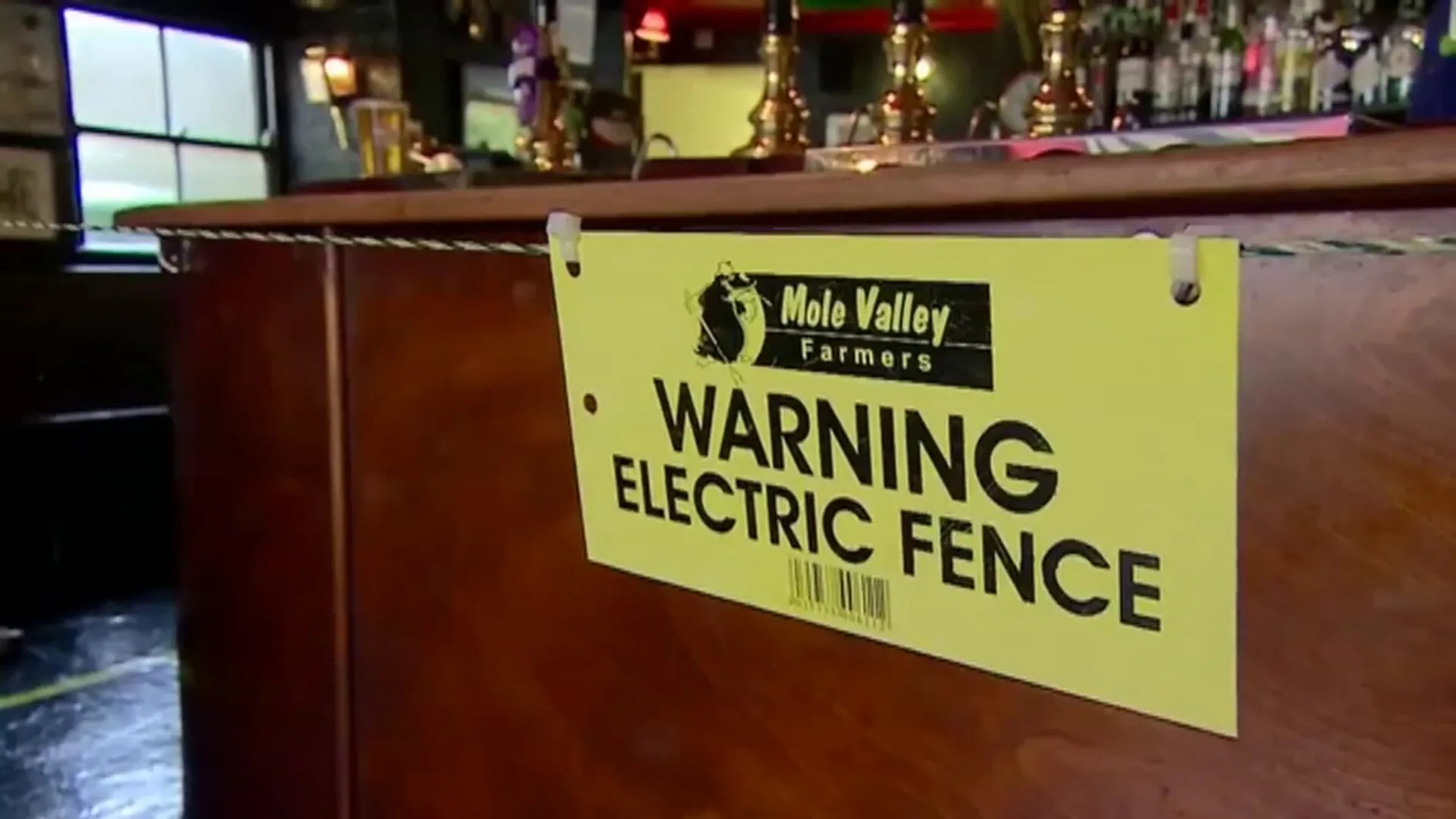Un Inglaterra coloca una valla electrificada alrededor de barra para mantener la distancia de seguridad | El Comercio