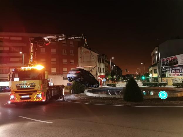 Un coche termina en una fuente de Lugones