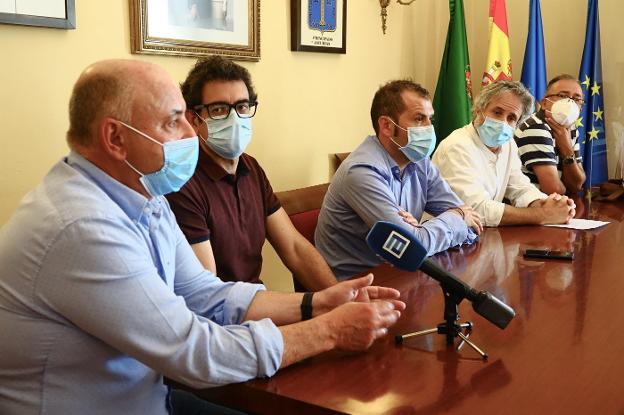 Alcaldes y ganaderos exigen medidas ante los ataques «desmesurados» del lobo