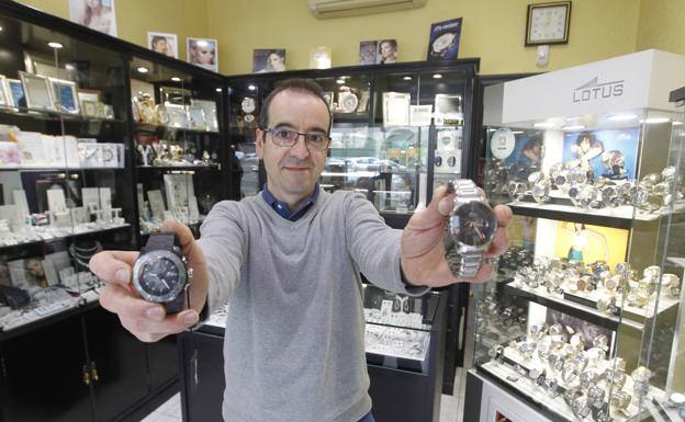 «Me pasé los primeros días poniendo pilas a relojes»