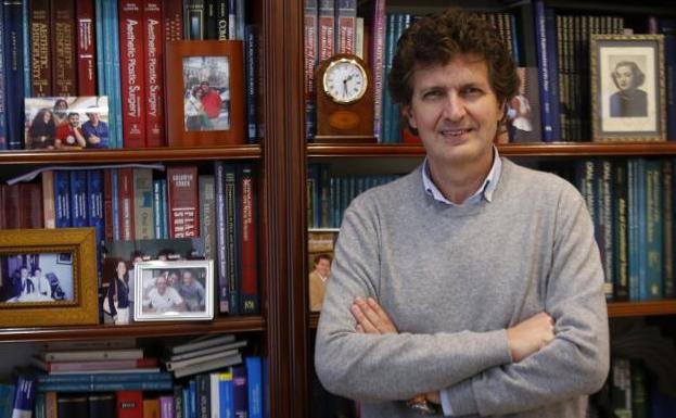 La Cámara de Comercio de Oviedo otorga su medalla de oro al doctor Jaime Baladrón, promotor de la academia MIR