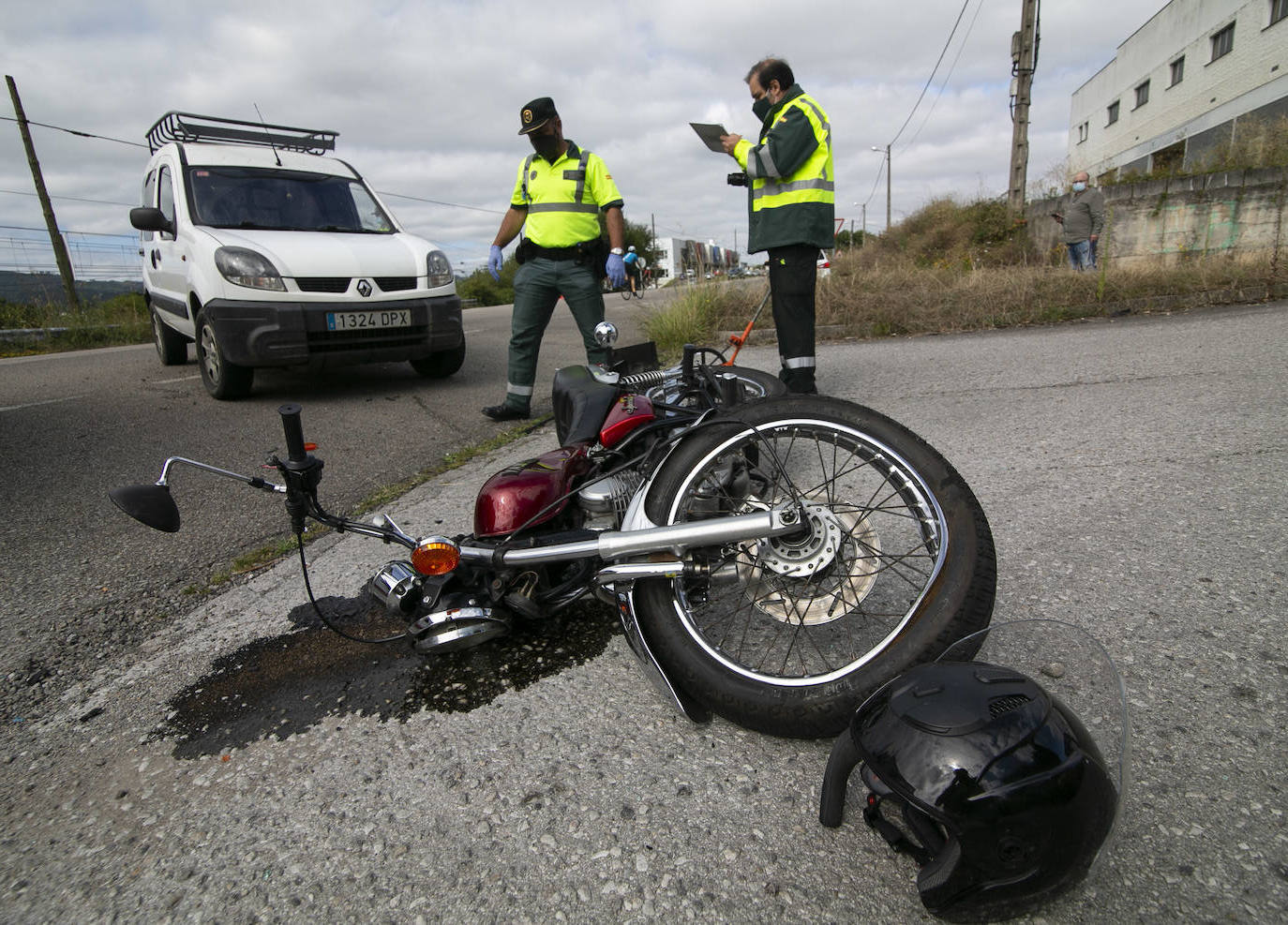 Herido grave un motorista al chocar contra otro vehículo en La Carrera (Siero)