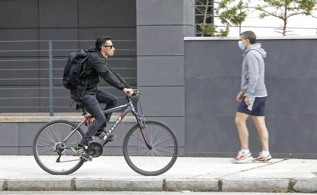 Gijón multará a ciclistas y conductores de patinetes que circulen por las aceras