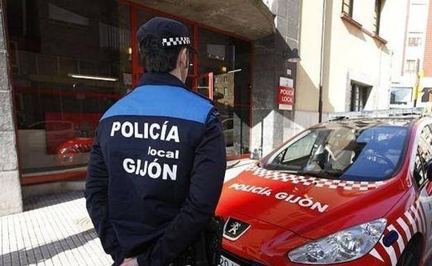 Un conductor que cuadruplicaba la tasa de alcoholemia derriba una farola en Gijón e intentar huir