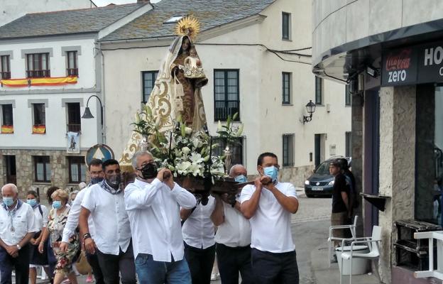 La Virgen del Carmen sale en Tapia