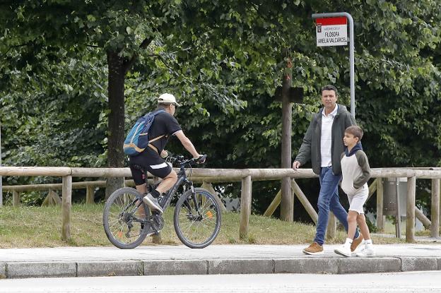 La Policía multará en Gijón a partir del día 27 a quienes circulen en bici y patinetes por las aceras