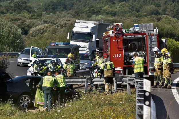 Mueren una asturiana y su hijo de 19 años en un accidente en Galicia