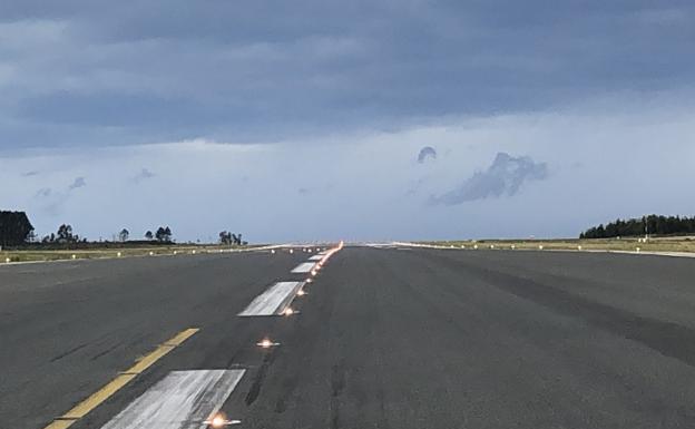 Adjudicadas por 12,5 millones las obras de mejora de la pista del aeropuerto de Asturias