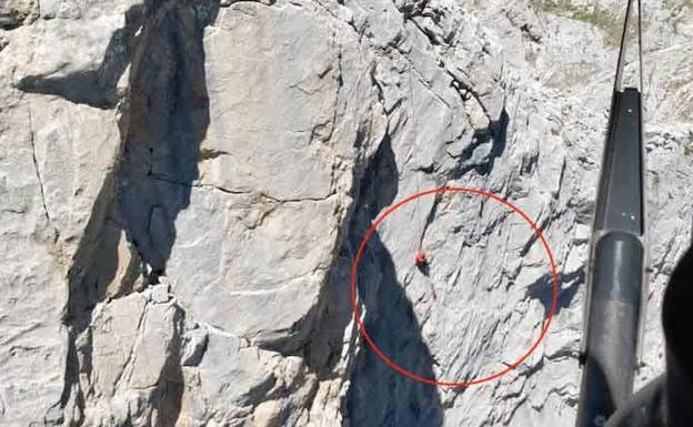 Rescatan a un escalador de 62 años que se quedó colgado desde una altura de 30 metros en los Picos de Europa