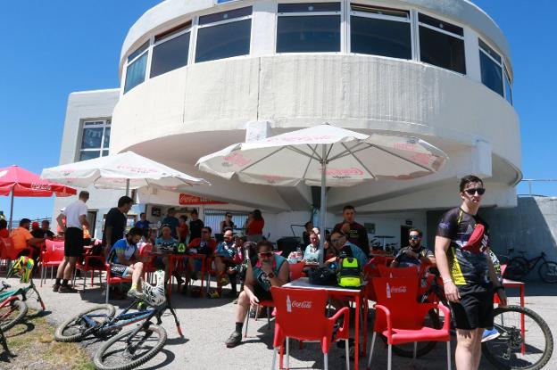 Comer a 2.000 metros de altitud, el nuevo reclamo turístico en Pajares