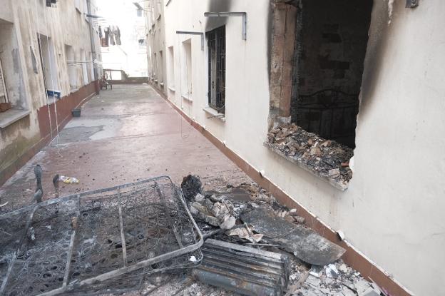 Cuatro intoxicados en un incendio que obligó a sacar con una grúa a una familia