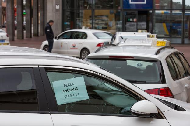 Una pareja agrede en la cara con una piedra a un taxista en Avilés y le roba el vehículo