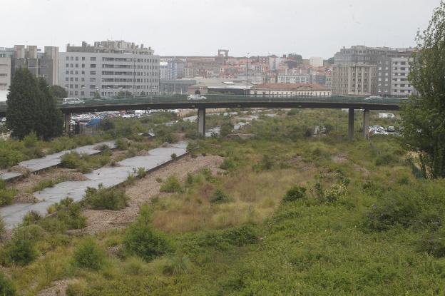 La oposición critica que el Ayuntamiento busque ganar plusvalías con el plan de vías