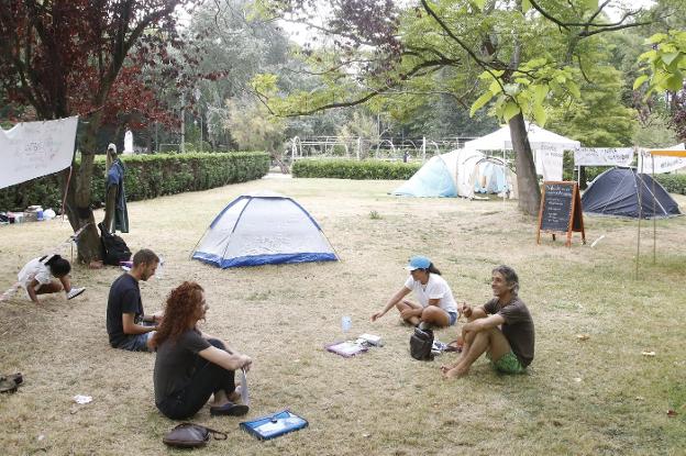 El TSJA avala «el desalojo inmediato» de los acampados en el parque de Isabel la Católica