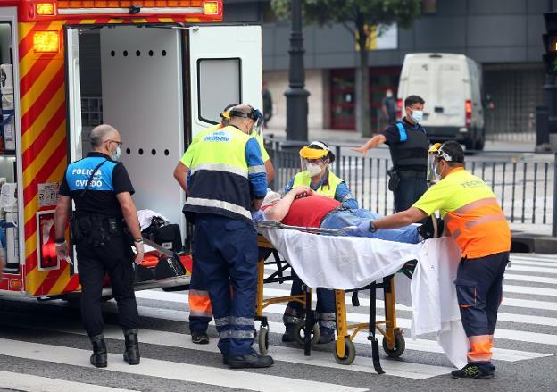 Un motorista atropella a un peatón que cruzaba en rojo en la calle General Elorza