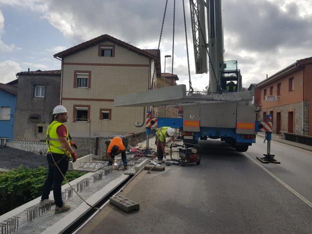 Instalan en el puente de Trasona el voladizo sobre el que irá el nuevo paso peatonal