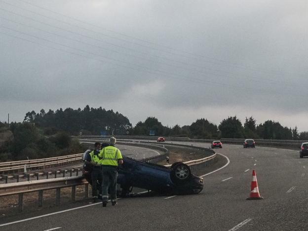 Un coche vuelca en la A-8 en Trasona y otros dos se ven implicados
