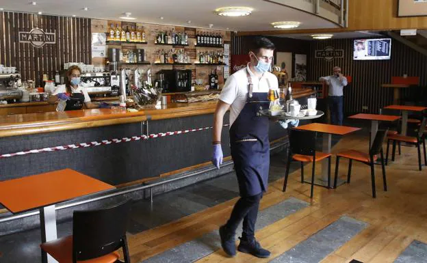 Asturias estudia reducir los horarios y aforos en los bares nocturnos y la patronal contesta que se «están haciendo las cosas bien»