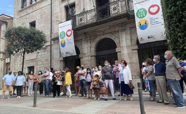 Los llaniscos salen a la calle para reclamar la reapertura de los centros de salud