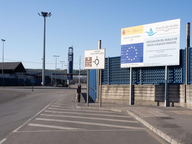 El Puerto de Avilés reordena los accesos y la zona de control en el muelle de Raíces