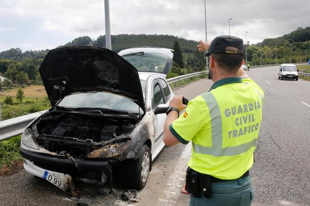 Un fallo mecánico hace arder un coche en la A-8