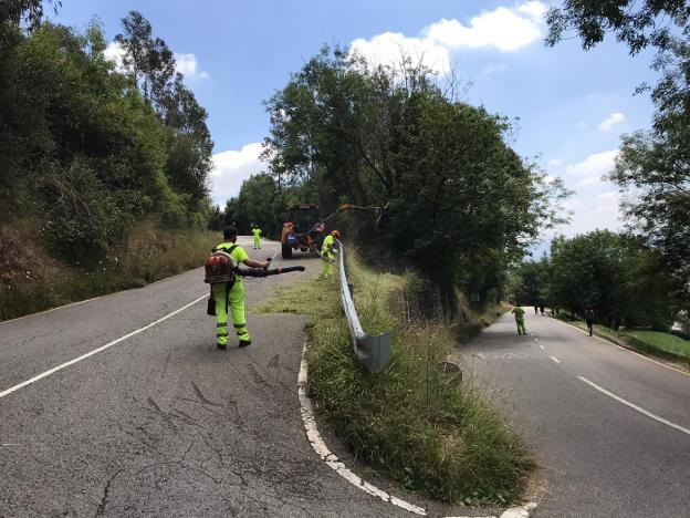 Los operarios comienzan en el Naranco la temporada de desbroces de la zona rural