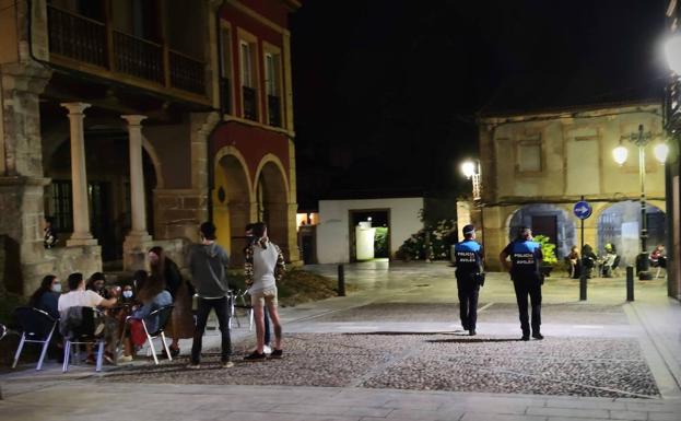 La Policía local de Avilés pone cinco multas por hacer botellón y denuncia a un bar de copas