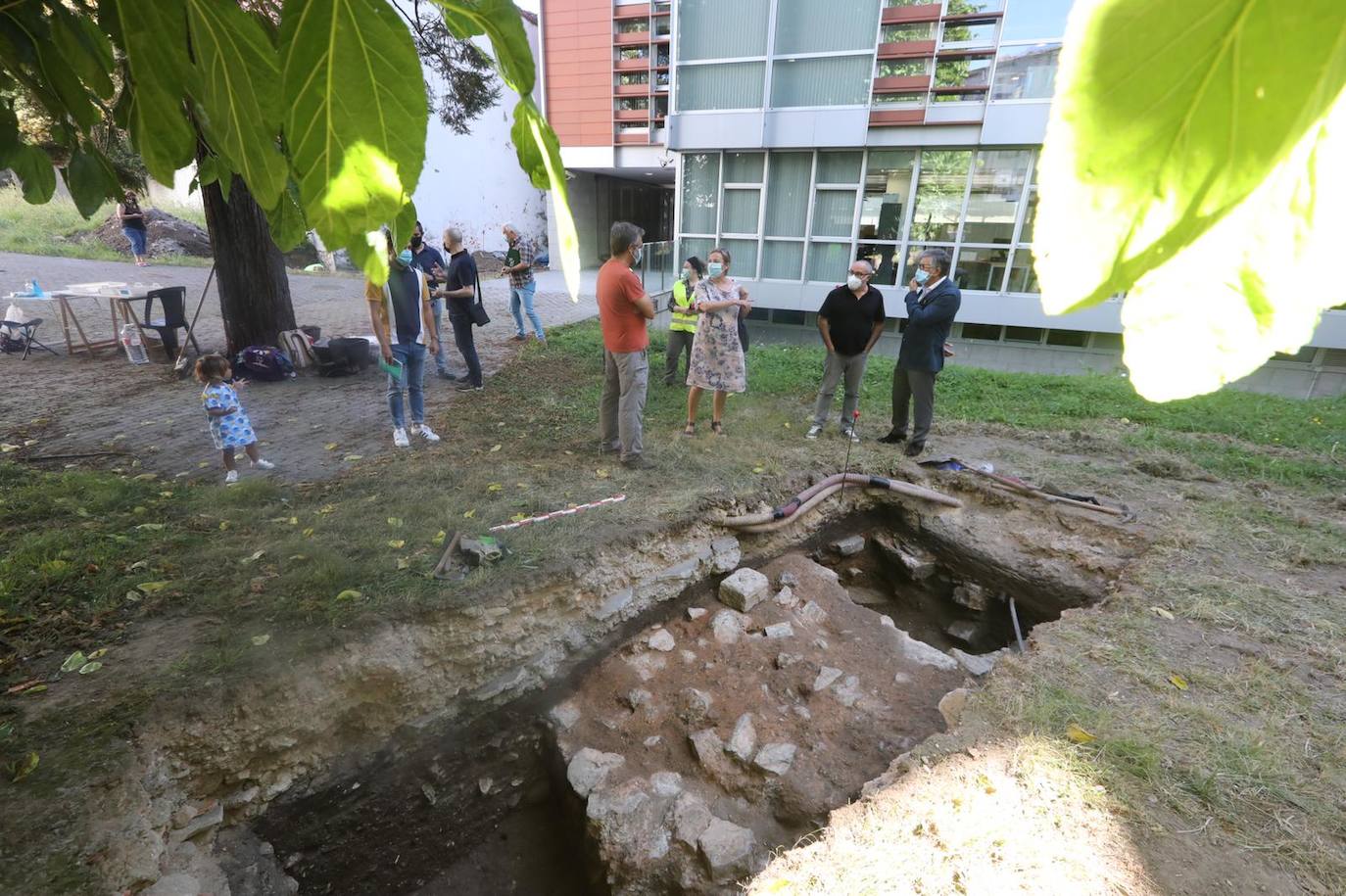 Descubren un adarve de 40 metros que formaba parte de la muralla medieval de Avilés
