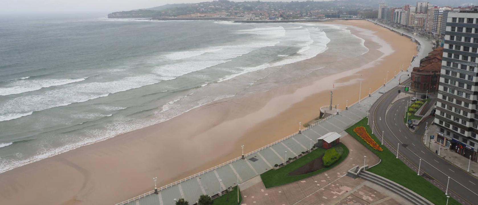 Las calles de Gijón, vacías o entre aplausos y protestas