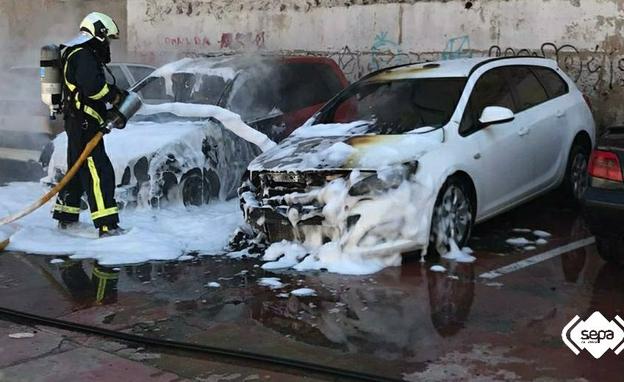 Arden dos turismos en San Martín del Rey Aurelio