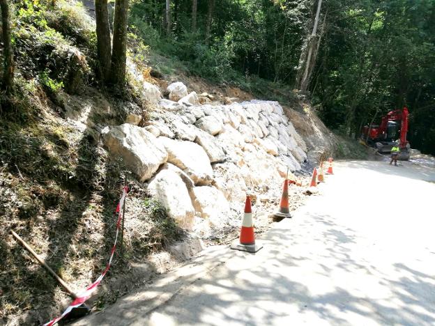 Villaviciosa acondiciona el camino del Molín del Pilo, afectado por desprendimientos