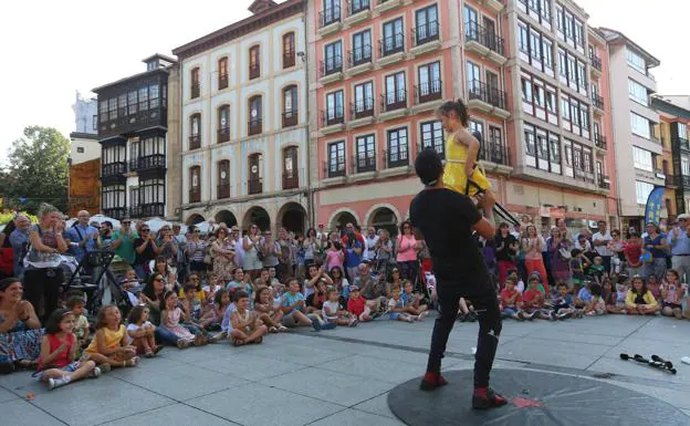 'AstuRisas' se traslada de Plaza de España a Álvarez Acebal