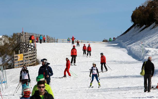 Berta Piñán asegura que las negociaciones para la unión Fuentes de Invierno y San Isidro «van muy bien»