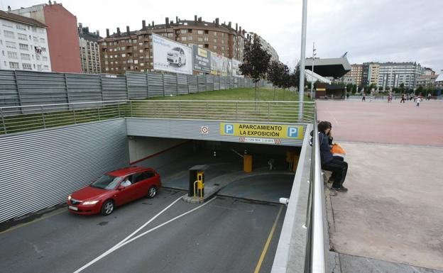 Herida grave una joven de Madrid al quedarle atrapada una pierna entre su coche y la barrera del aparcamiento de La Exposición
